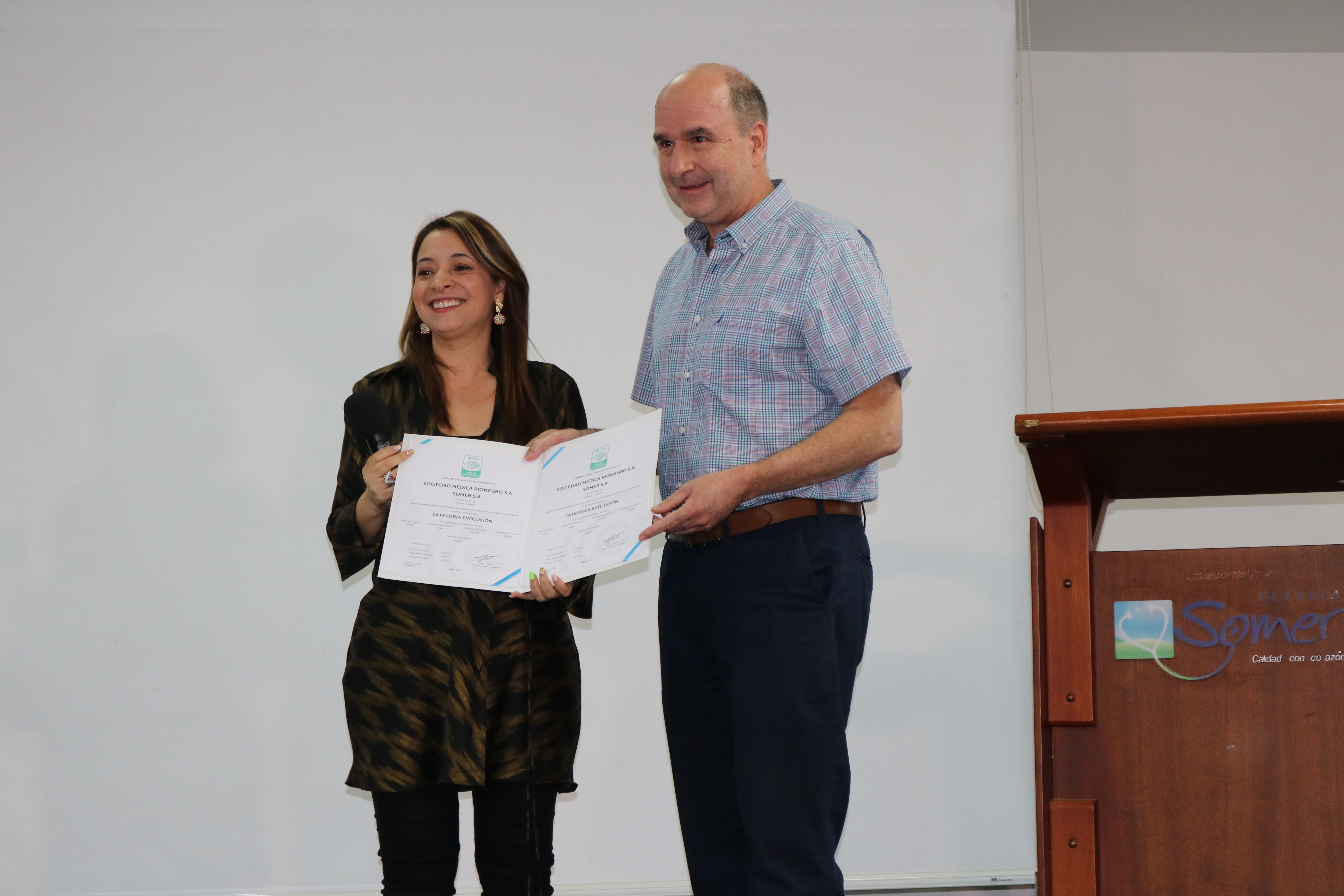 Directivas de la Clínica Somer recibiendo el certificado. Foto: Cortesía Clínica Somer.