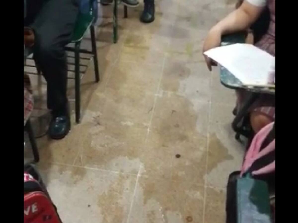 Con aulas inundadas estudian jóvenes en Girón
