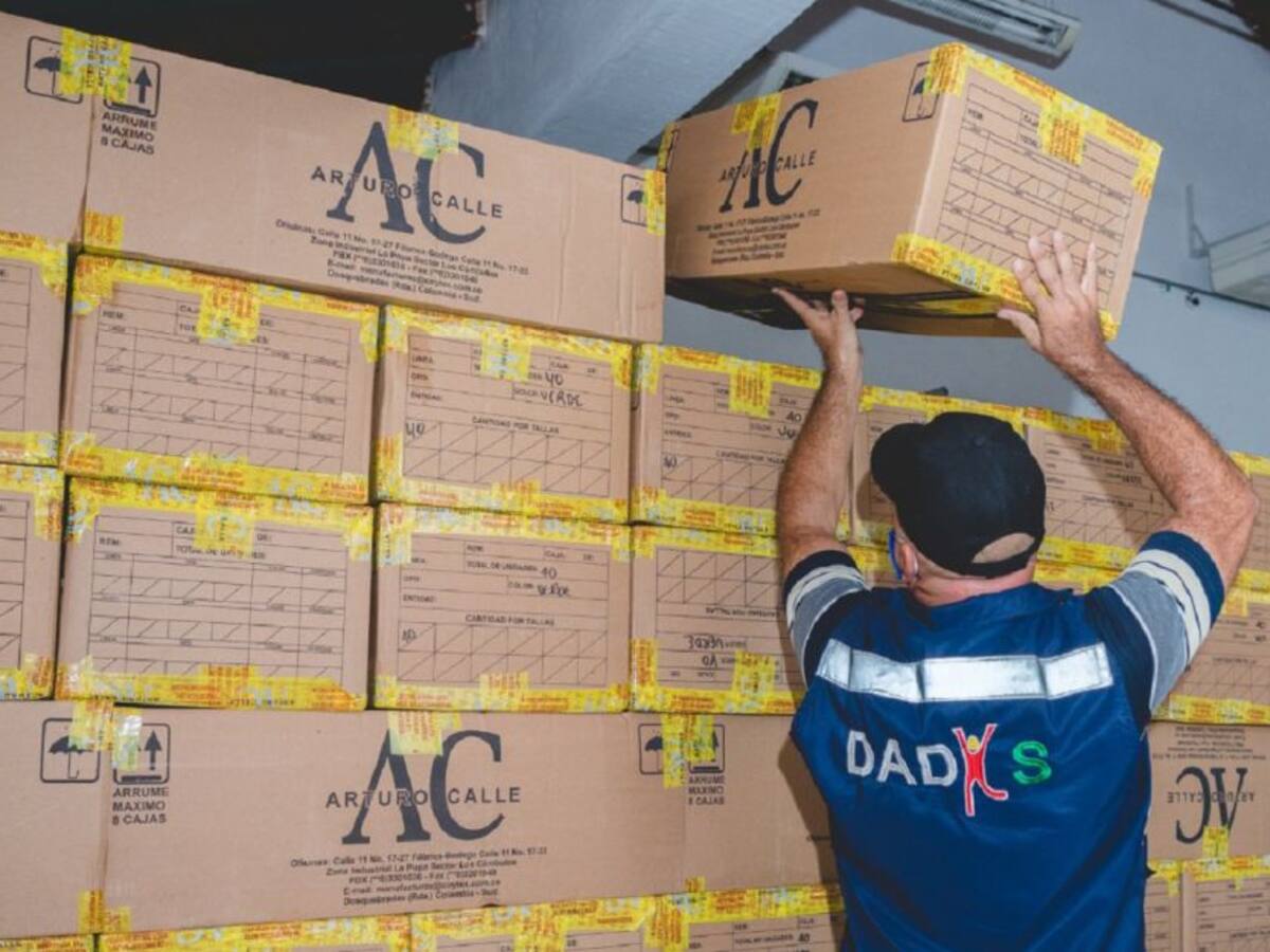 Esenttia entrega kits de protección y caretas para médicos de Cartagena