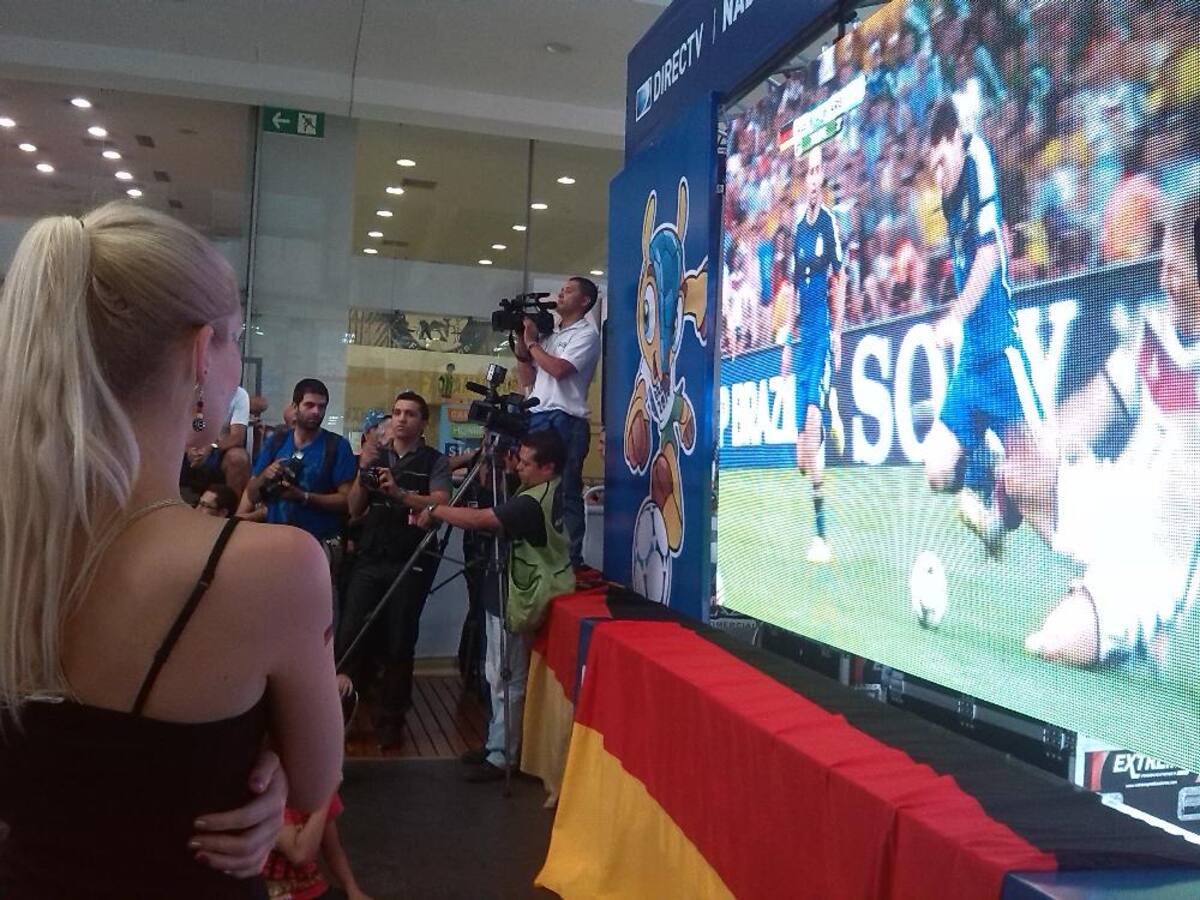 Con cornetas, banderas y cerveza la colonia alemana celebró el triunfo en el centro comercial Premium Plaza.