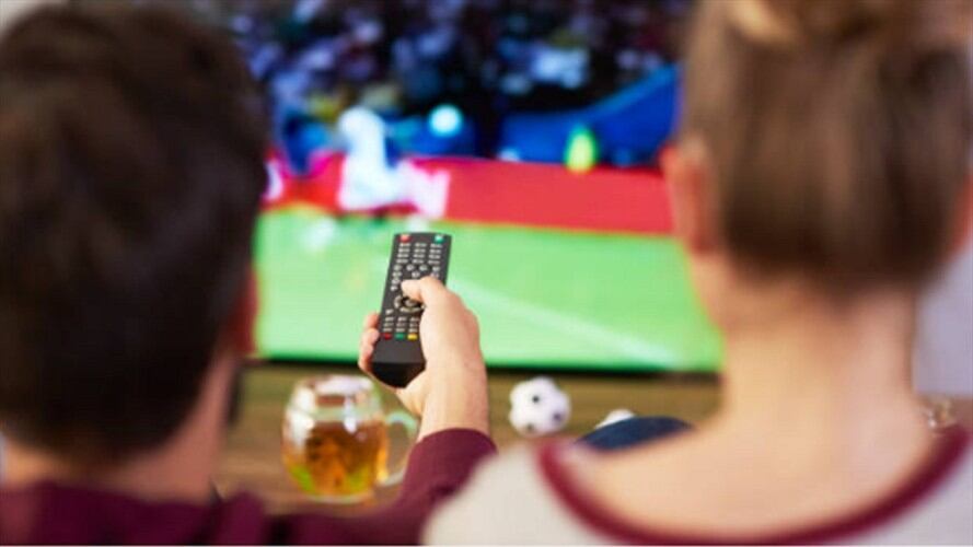 Padre viendo fútbol. Foto: Getty Images