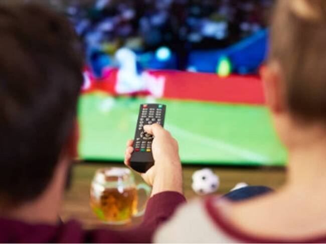 Padre viendo fútbol. Foto: Getty Images