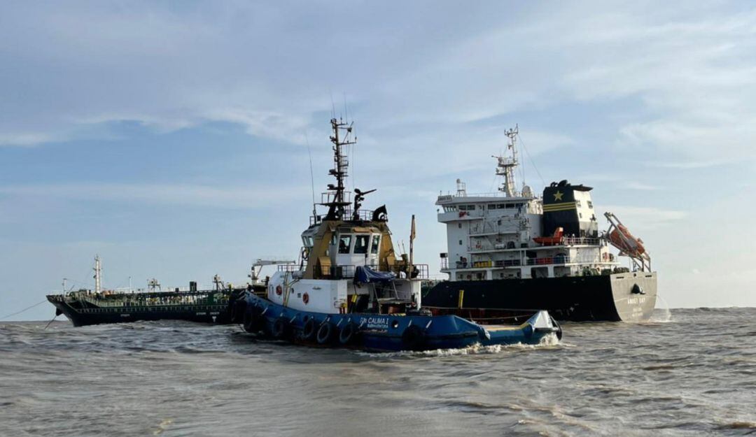 Labores para desencallar buque