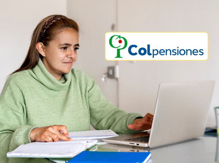 Mujer colombiana con el computador sobre la mesa de su comedor / Colpensiones (Getty Images)