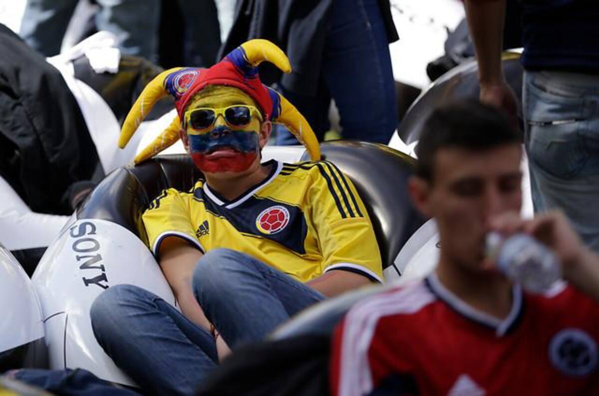 Millones de colombianos se acercan a las pantallas gigantes dispuestas en las principales ciudades del país.