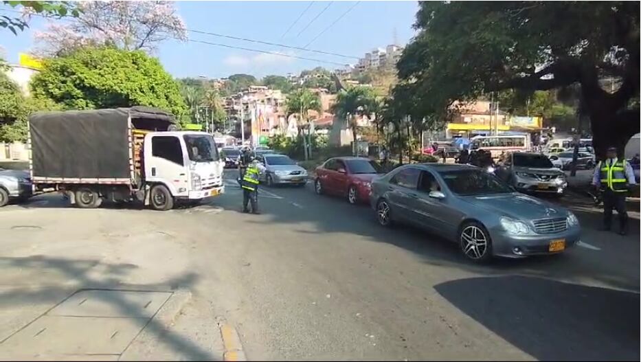 Sector de la Portada al Mar en Cali donde hay congestión por bloqueo de dos carriles por camioneros / Foto: Cortesía para Caracol Radio