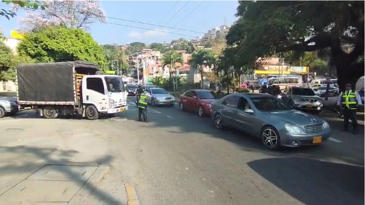 Camioneros bloquean vías en Cali