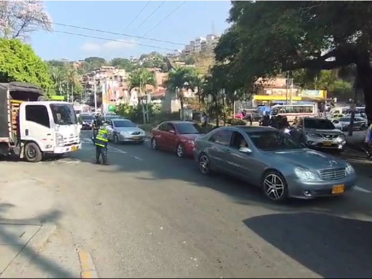 Camioneros bloquean vías en Cali