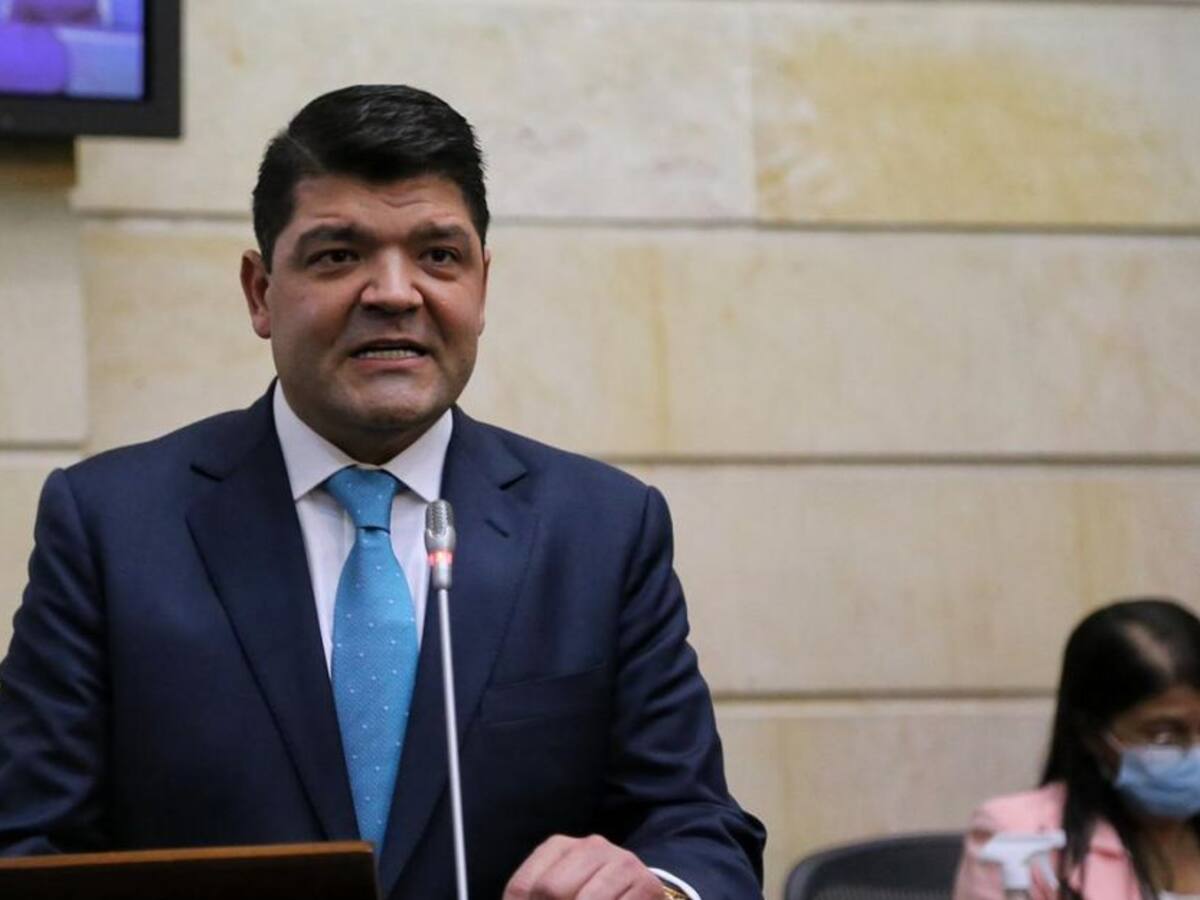 Hospitalizan al presidente del Senado por una infección respiratoria