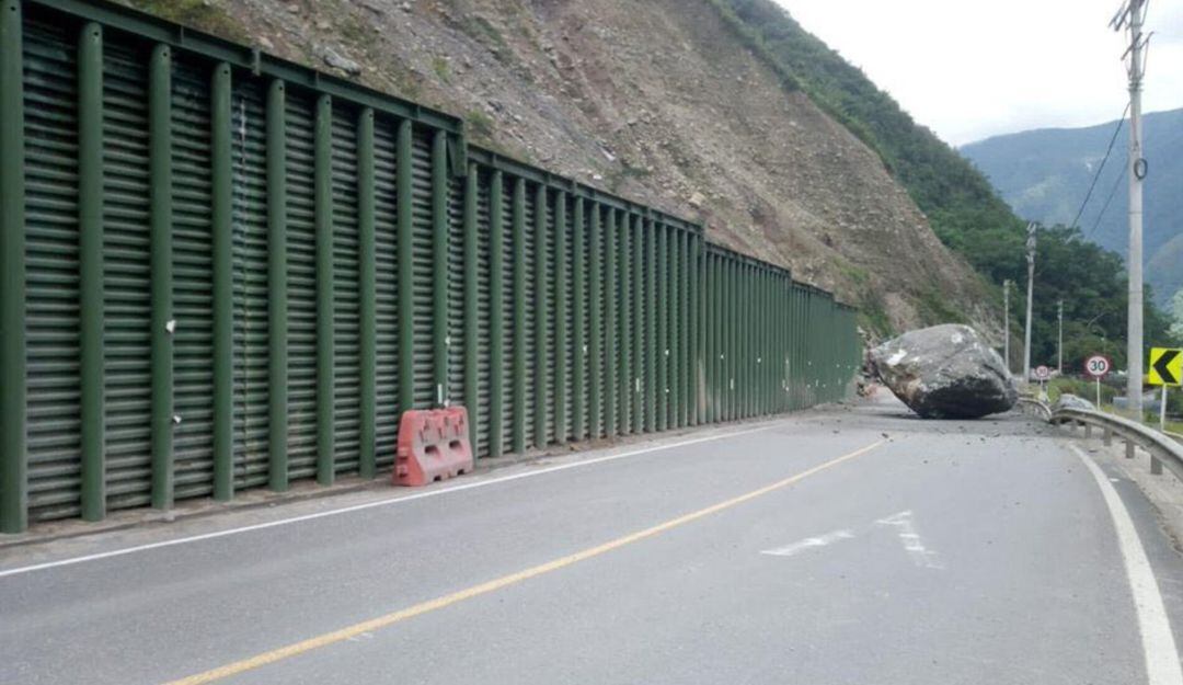 Caída de una enorme roca de más de 200 toneladas sobre la vía al Llano