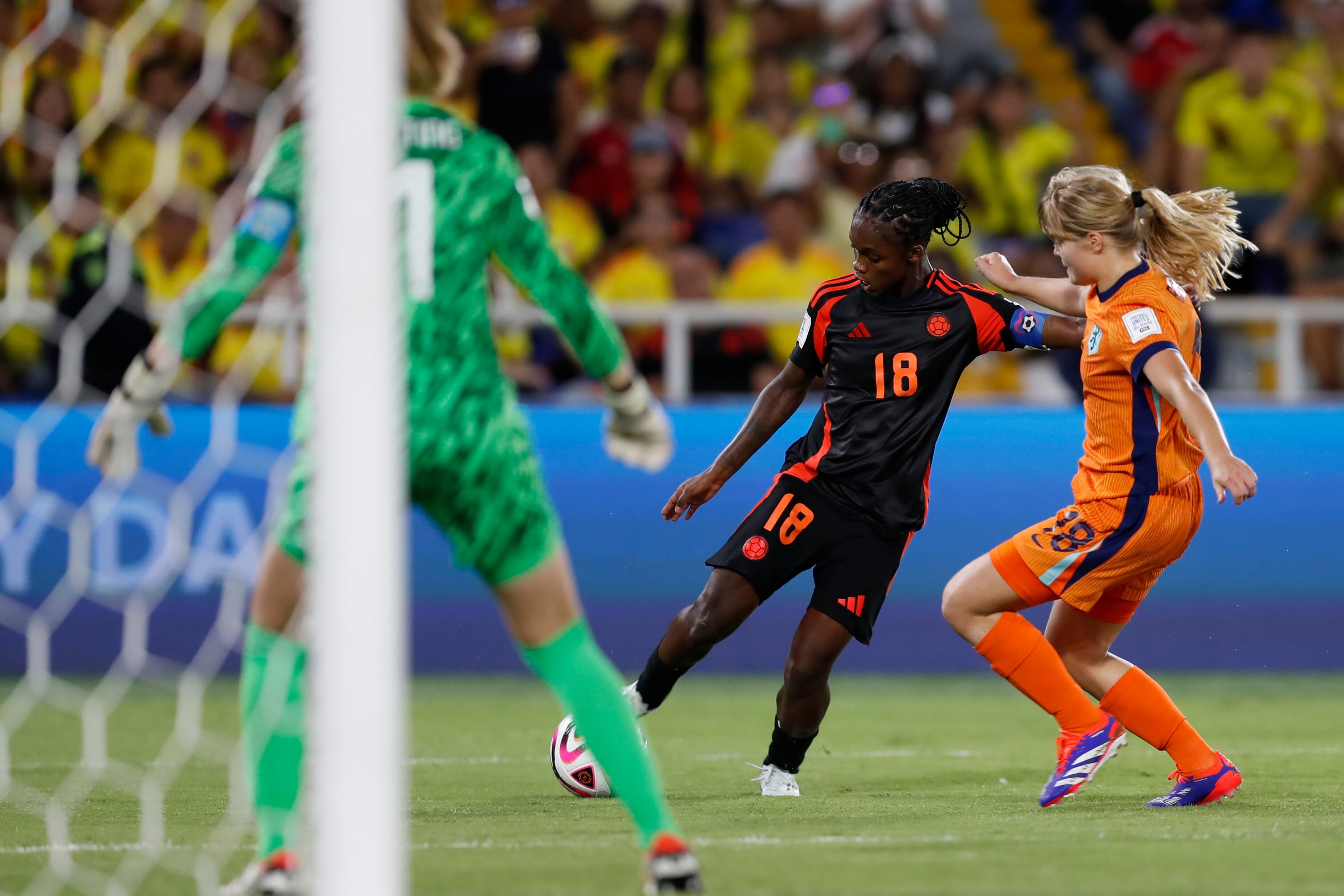 Nayomi Buikema (d) de Países Bajos disputa el balón con Linda Caicedo de Colombia este domingo, en un partido de los cuartos de final de la Copa Mundial Femenina sub-20 entre las selecciones de Países Bajos y Colombia en el estadio Pascual Guerrero en Cali (Colombia). EFE/ Ernesto Guzmán Jr.