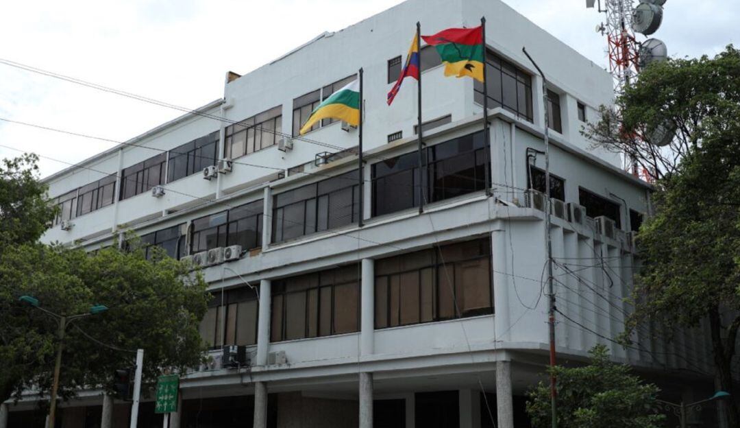 Los exfuncionarios son señalados por presunta adjudicación irregular de contratos.