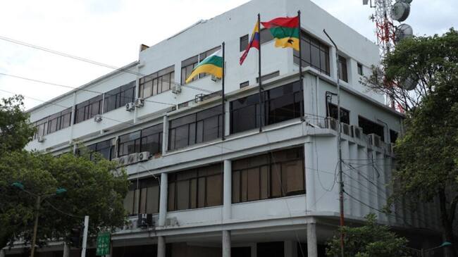 Los exfuncionarios son señalados por presunta adjudicación irregular de contratos.