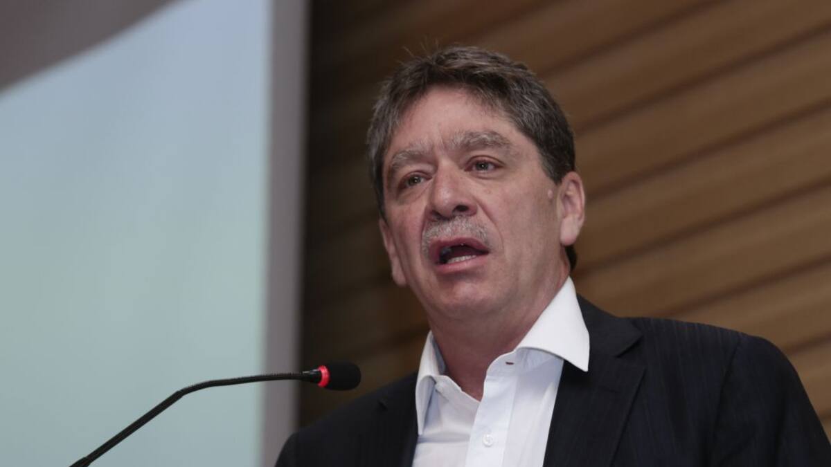 "Compra de vacunas nos permitiría reactivar la economía antes"