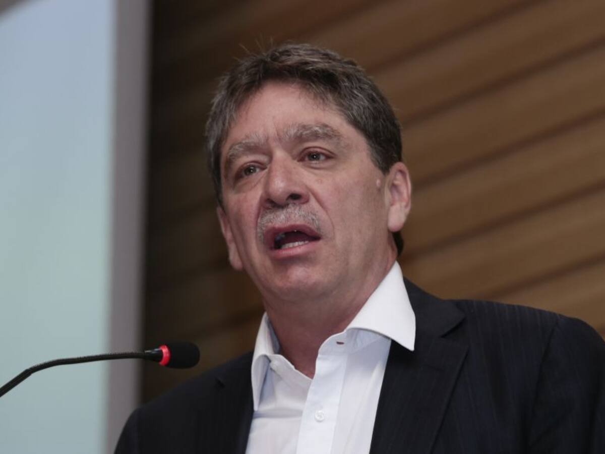 "Compra de vacunas nos permitiría reactivar la economía antes"