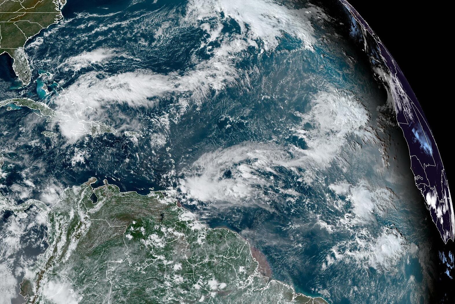 Fotografía satelital cedida por la Oficina Nacional de Administración Oceánica y Atmosférica (NOAA) a través del Centro Nacional de Huracanes (NHC) estadounidense donde se muestra la localización de la tormenta tropical Oscar, en el Atlántico.
EFE/NOAA-NHC