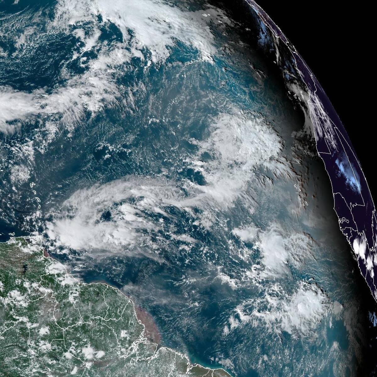 Fortalecimiento de fenómeno de El Niño rebaja pronóstico de tormentas y huracanes en el Atlántico