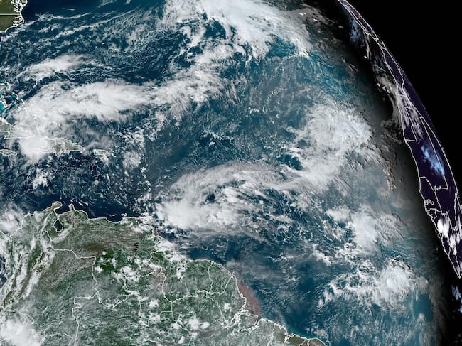 Fotografía satelital cedida por la Oficina Nacional de Administración Oceánica y Atmosférica (NOAA) a través del Centro Nacional de Huracanes (NHC) estadounidense donde se muestra la localización de la tormenta tropical Oscar, en el Atlántico.
EFE/NOAA-NHC