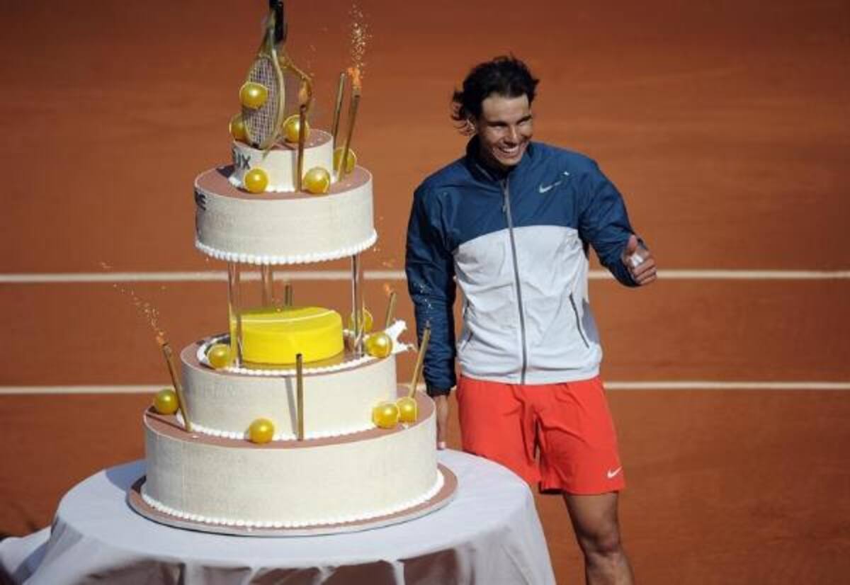 El español posa junto a su torta de celebración. Foto: EFE