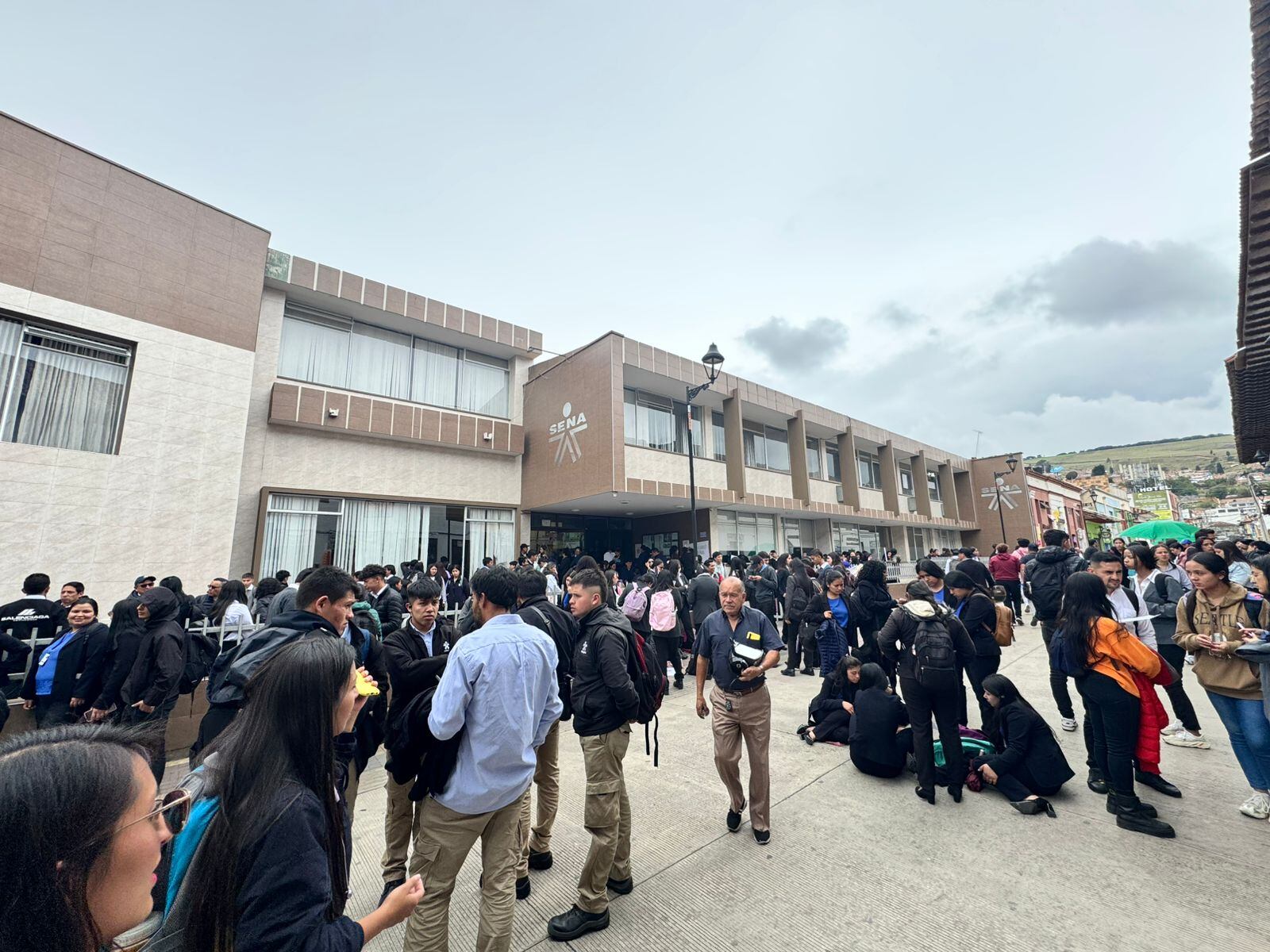 Estudiantes e instructores denuncian falta de recursos, demoras en proyectos de infraestructura y gestión ineficiente, mientras exigen la visita del director general Jorge Eduardo Londoño.
