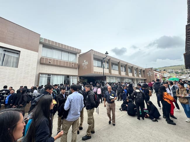 Estudiantes e instructores denuncian falta de recursos, demoras en proyectos de infraestructura y gestión ineficiente, mientras exigen la visita del director general Jorge Eduardo Londoño.