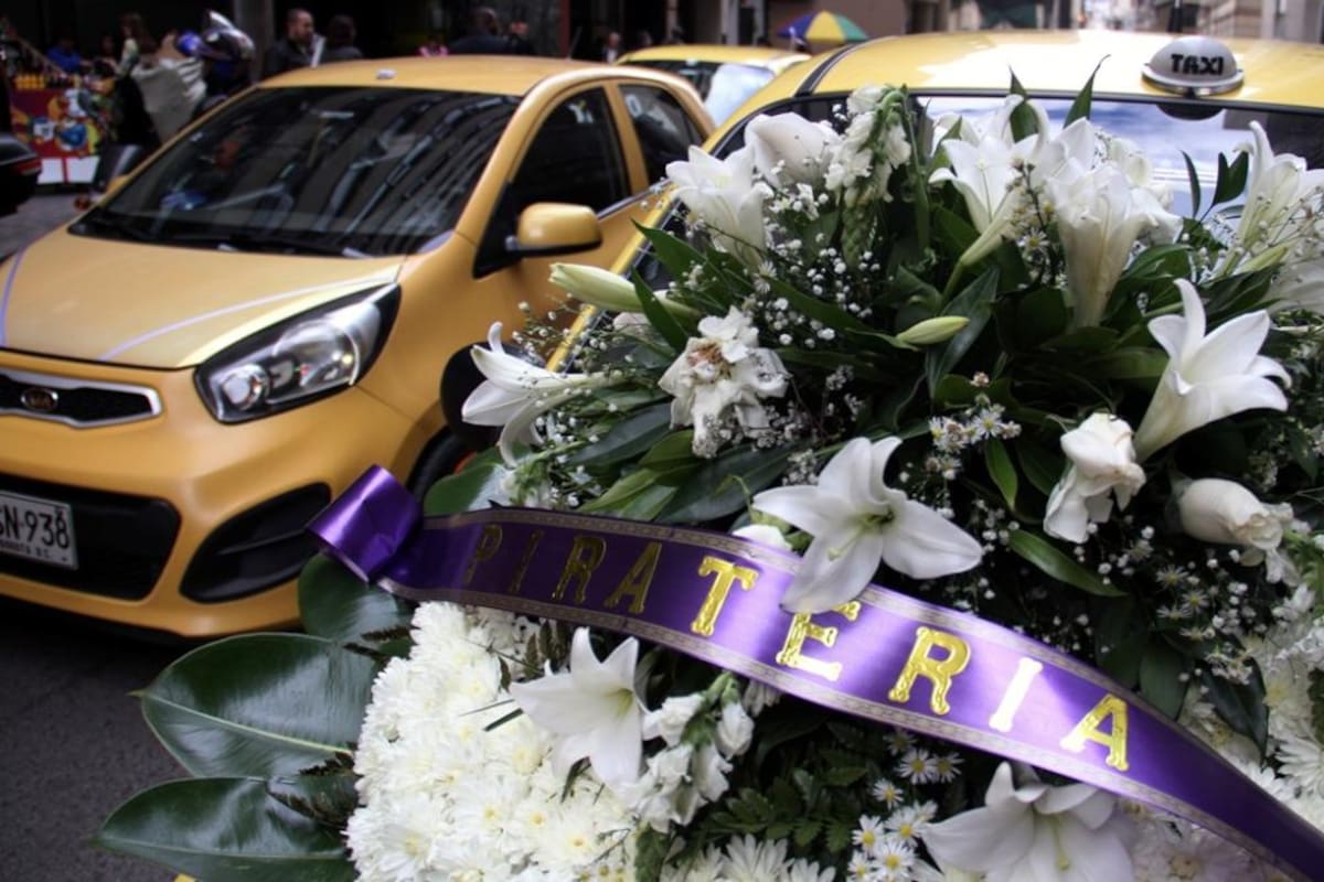 Más de 200 taxistas recorren la Carrera Séptima mostrando su inconformismo frente a las aplicaciones de movilidad como Uber que utilizan los llamados taxis blancos.