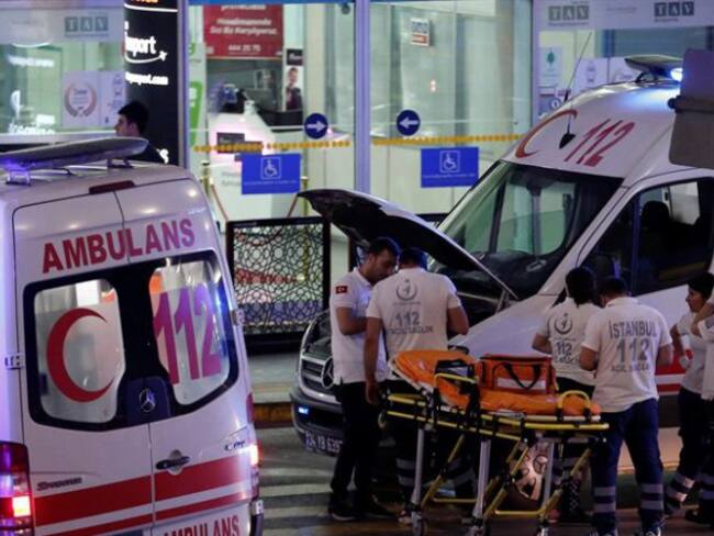 [Fotos] Ataque armado en aeropuerto internacional de Estambul deja al menos 10 personas muertas