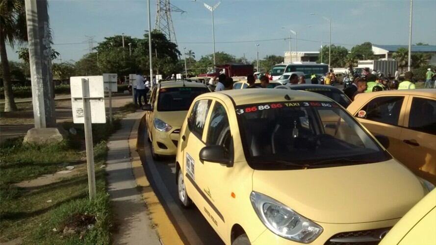 En Barranquilla protesta masiva de taxistas que rechazan aplicación Uber. Foto: Cortesía/ Edgar Fontalvo.