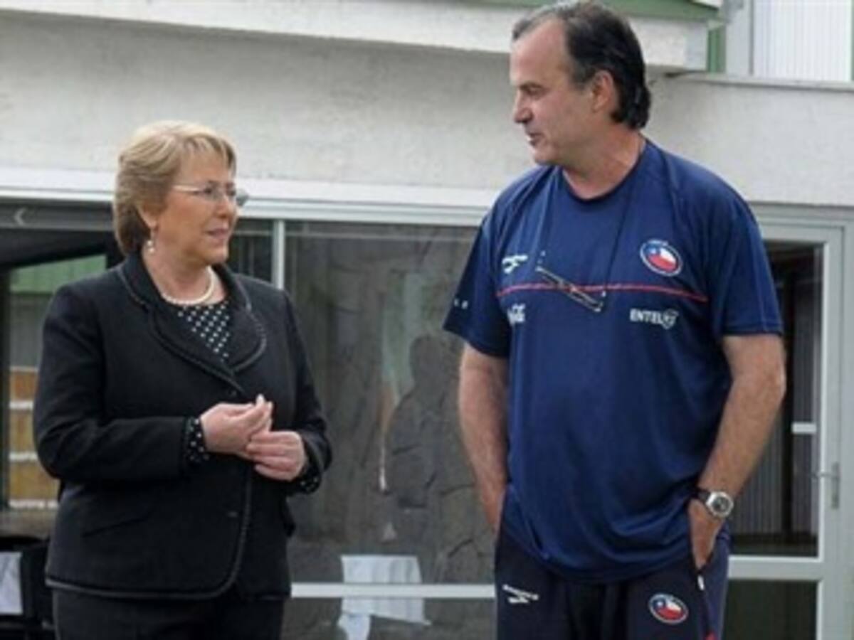Marcelo Bielsa es 'guapo y misterioso', según Michelle Bachelet