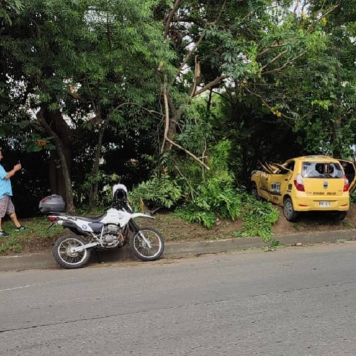 Cuatro personas heridas en volcamiento de taxi al oriente de Cali