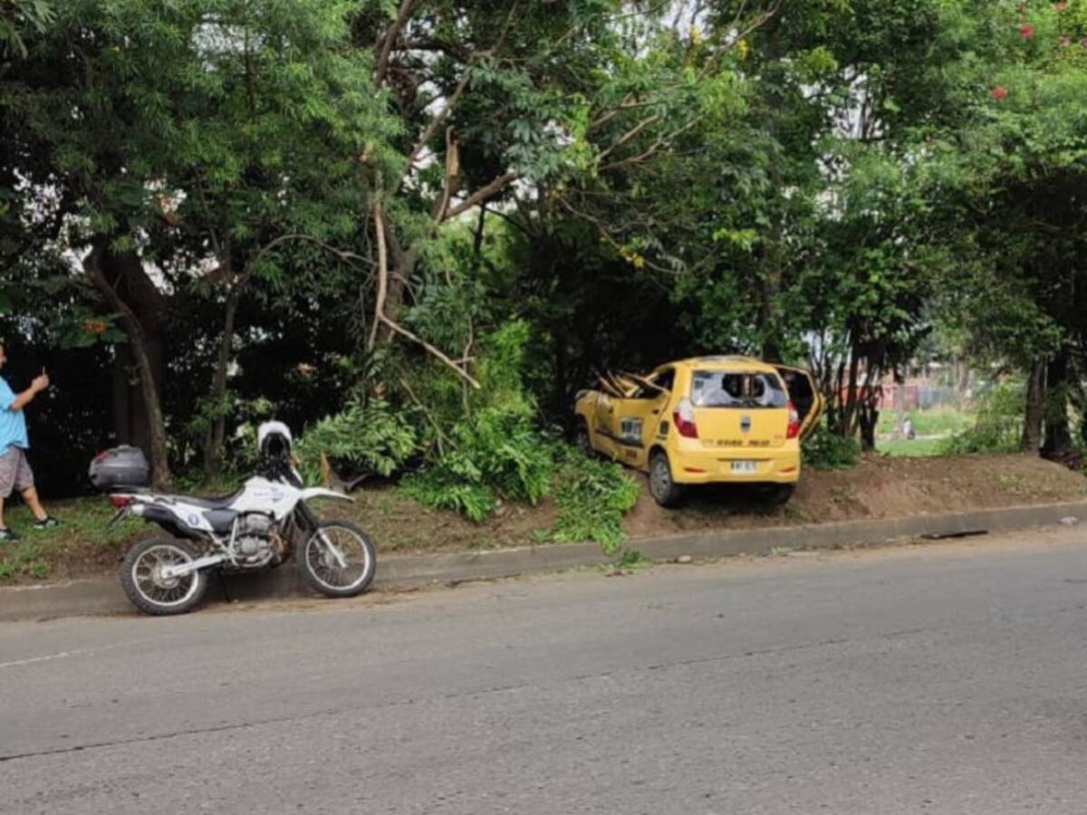 Cuatro personas heridas en volcamiento de taxi al oriente de Cali