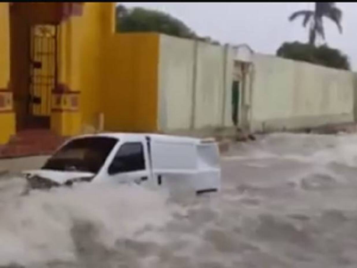 Ocho automóviles arrastrados por arroyos en fuerte aguacero