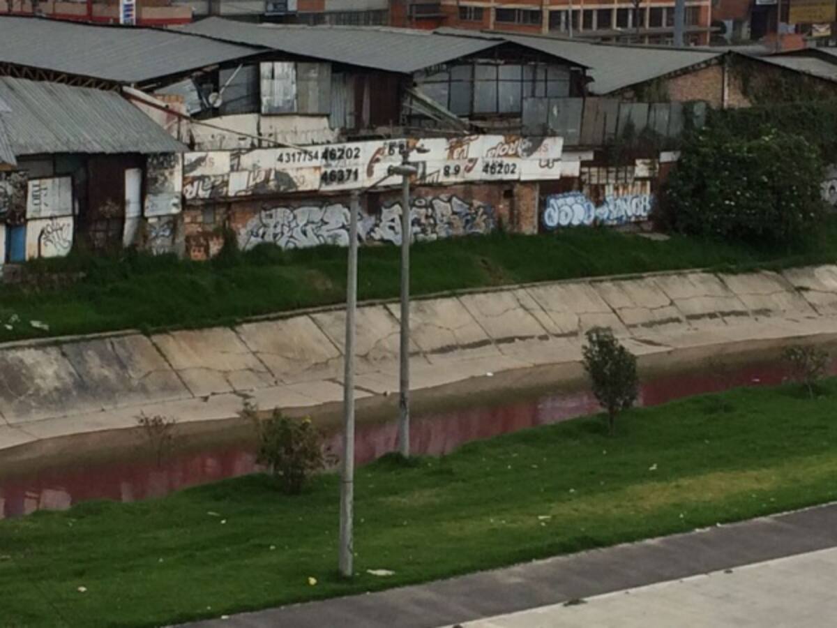 Río Fucha teñido de rojo por químicos industriales