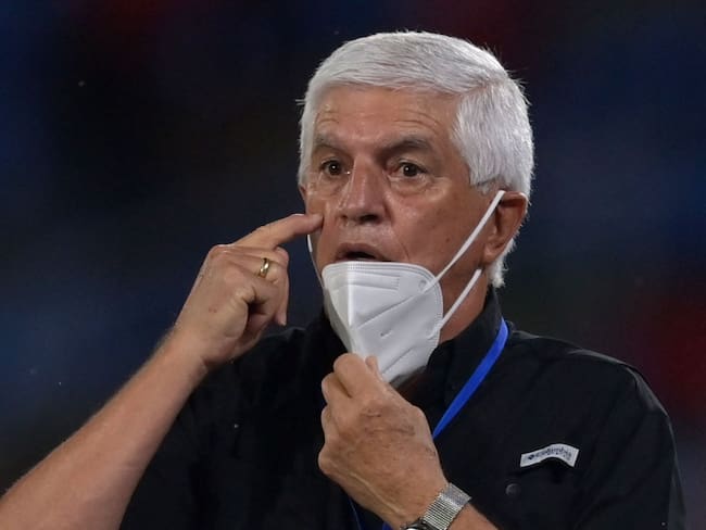 Independiente Medellin&#039;s coach Uruguayan Julio Comesaña gestures during the Sudamericana Cup first round second leg all-Colombian football match between America de Cali and Independiente Medellin, at the Pascual Guerrero stadium in Cali, Colombia, on March 16, 2022. (Photo by Luis ROBAYO / AFP) (Photo by LUIS ROBAYO/AFP via Getty Images)
