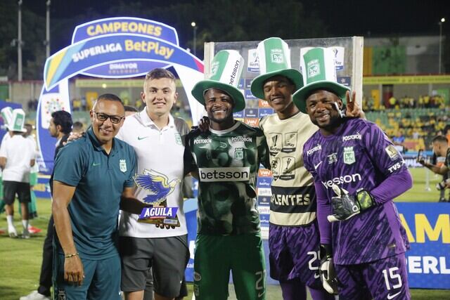 Harlen Castillo celebra junto a Dairon Asprilla y Luis Marquines / Colprensa.