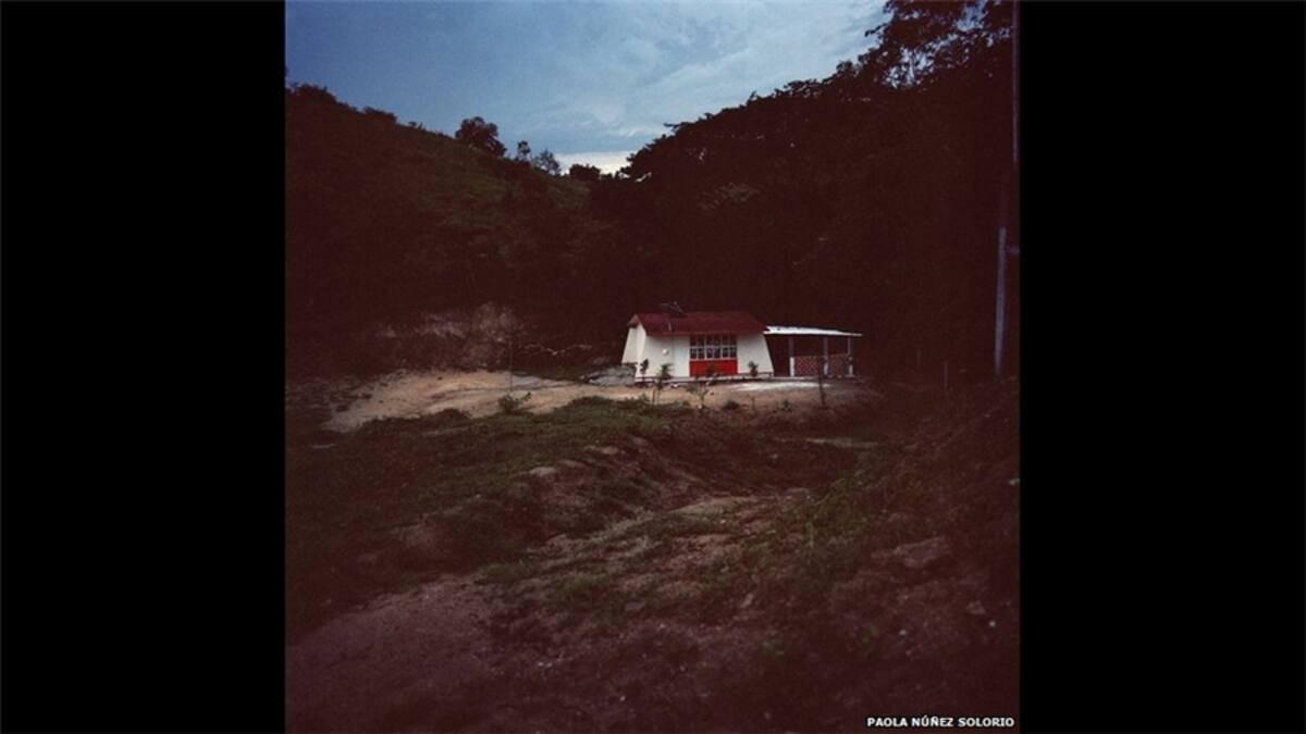 En las comunidades rurales son comunes las escuelas bilingües. Un gran porcentaje de la población en Oaxaca no habla español o lo tiene como segundo idioma. Oaxaca cuenta actualmente con 16 idiomas nativos reconocidos aparte del español. En esta fotografía se ve el patio de juegos del Instituto Técnico Juvenil en las Montañas de Tlaxiaco, Oaxaca.