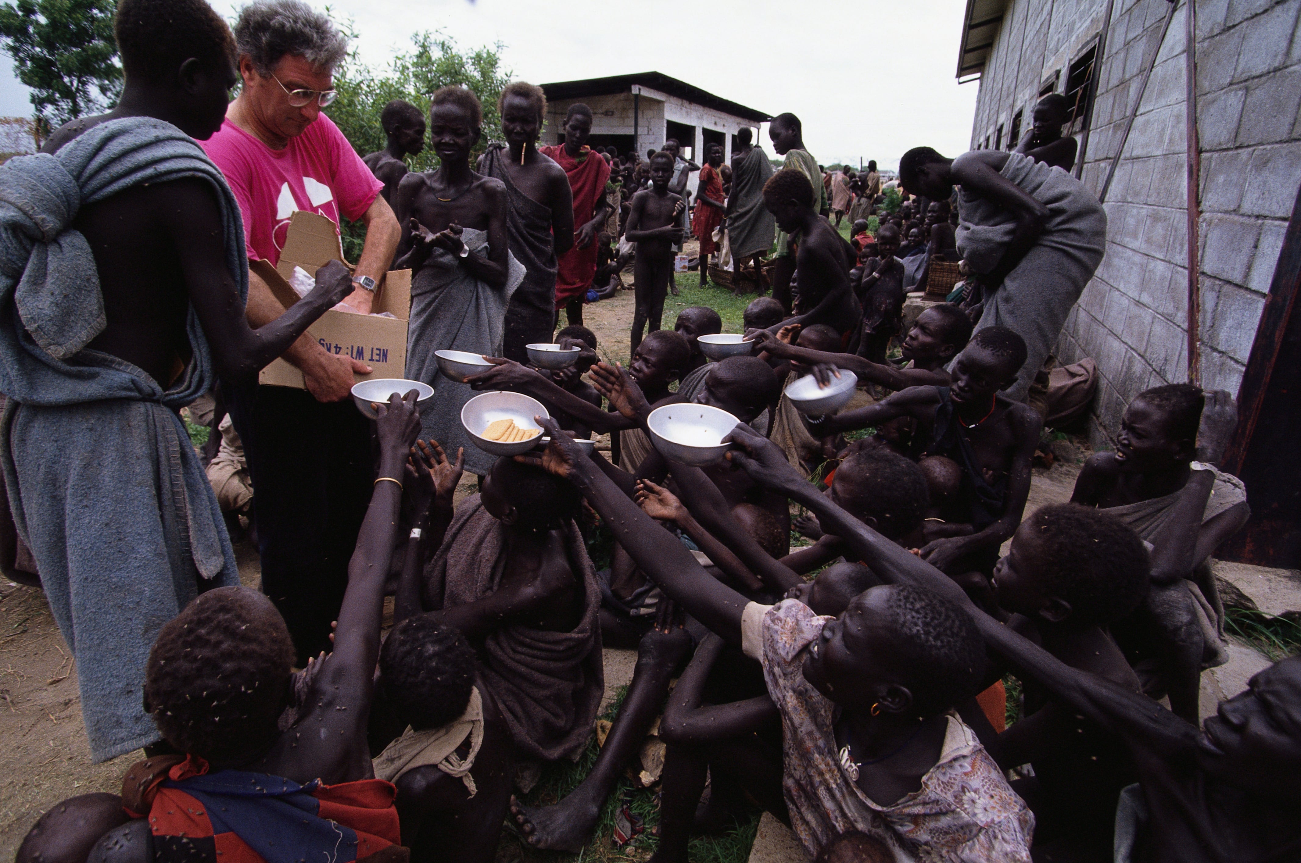 Sudaneses recibiendo comida parte de envío de ayudas humanitarias en la región de Kongor.
(Foto:  Viviane Moos/CORBIS/Corbis via Getty Images)