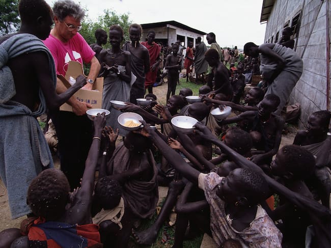 Sudaneses recibiendo comida parte de envío de ayudas humanitarias en la región de Kongor.
(Foto: Viviane Moos/CORBIS/Corbis via Getty Images)