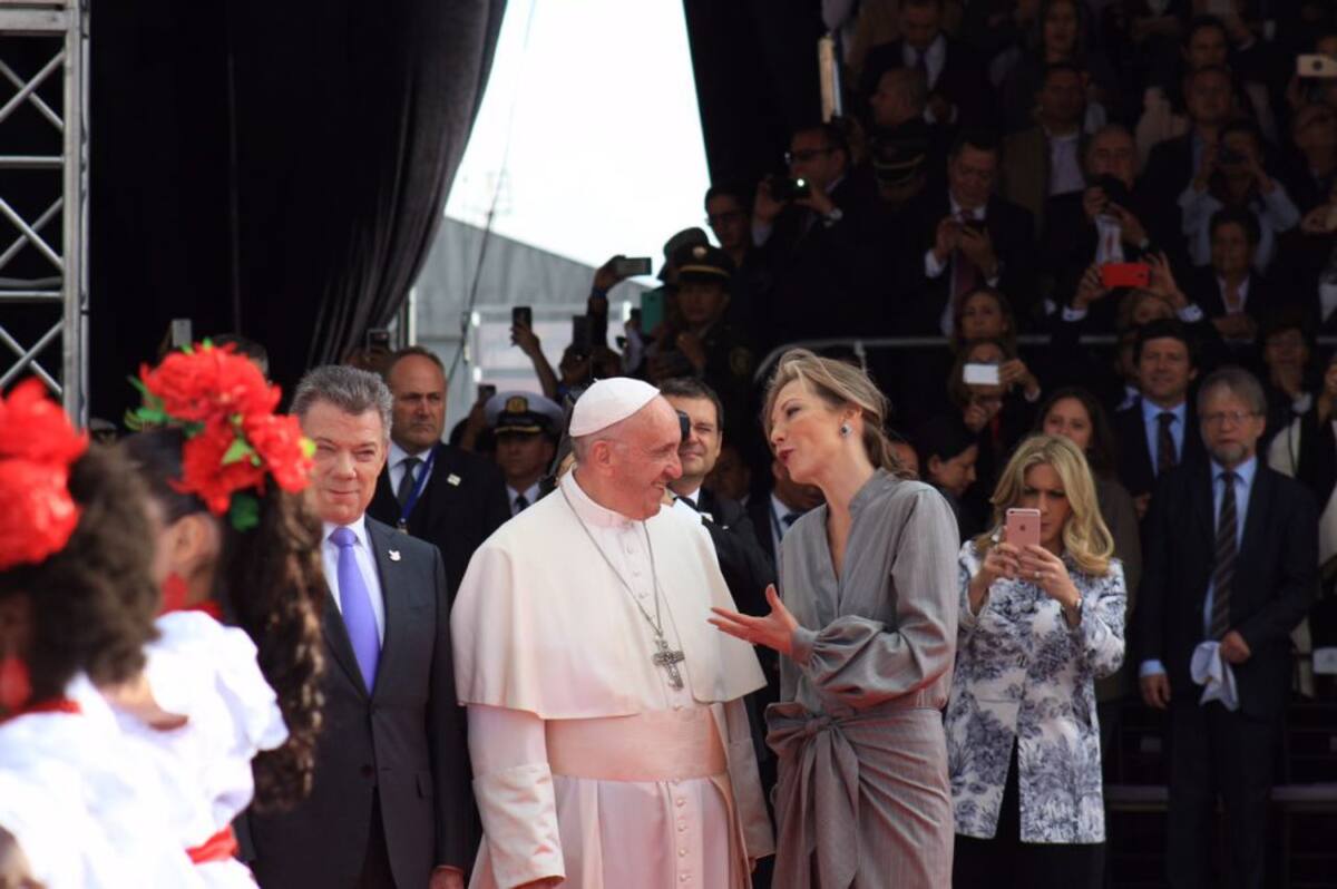 Hasta las 4 y 10 de la tarde que aterriza el avión en Colombia.