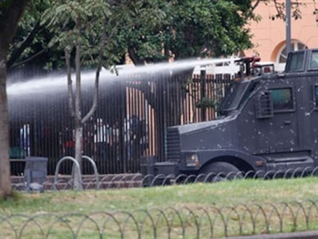 Disturbios en la Universidad Pedagógica bloquean avenida