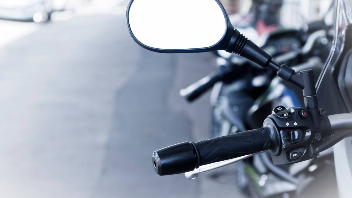 ¿Qué espejos son obligatorios en una moto en Colombia? Valor de la multa si lo infringe