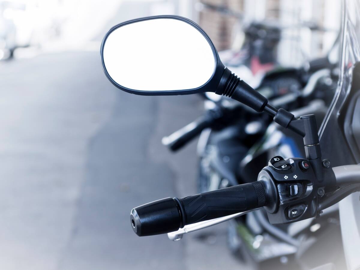 ¿Qué espejos son obligatorios en una moto en Colombia? Valor de la multa si lo infringe