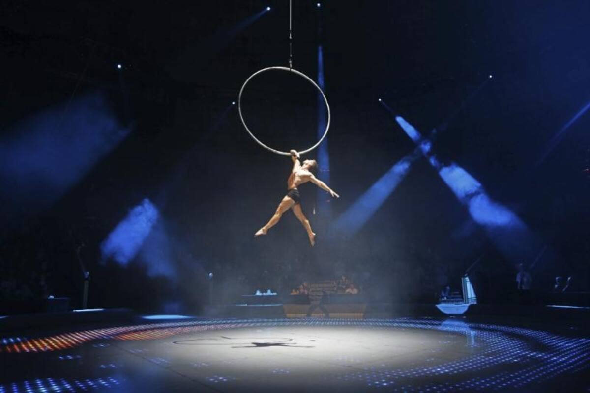 El canadiense Francis Perreault actúa durante la inauguración del Festival Mundial del circo.