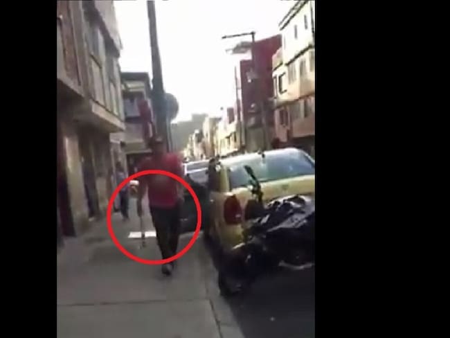 (Video) Con bate en mano, taxista quería golpear a conductor de Picap