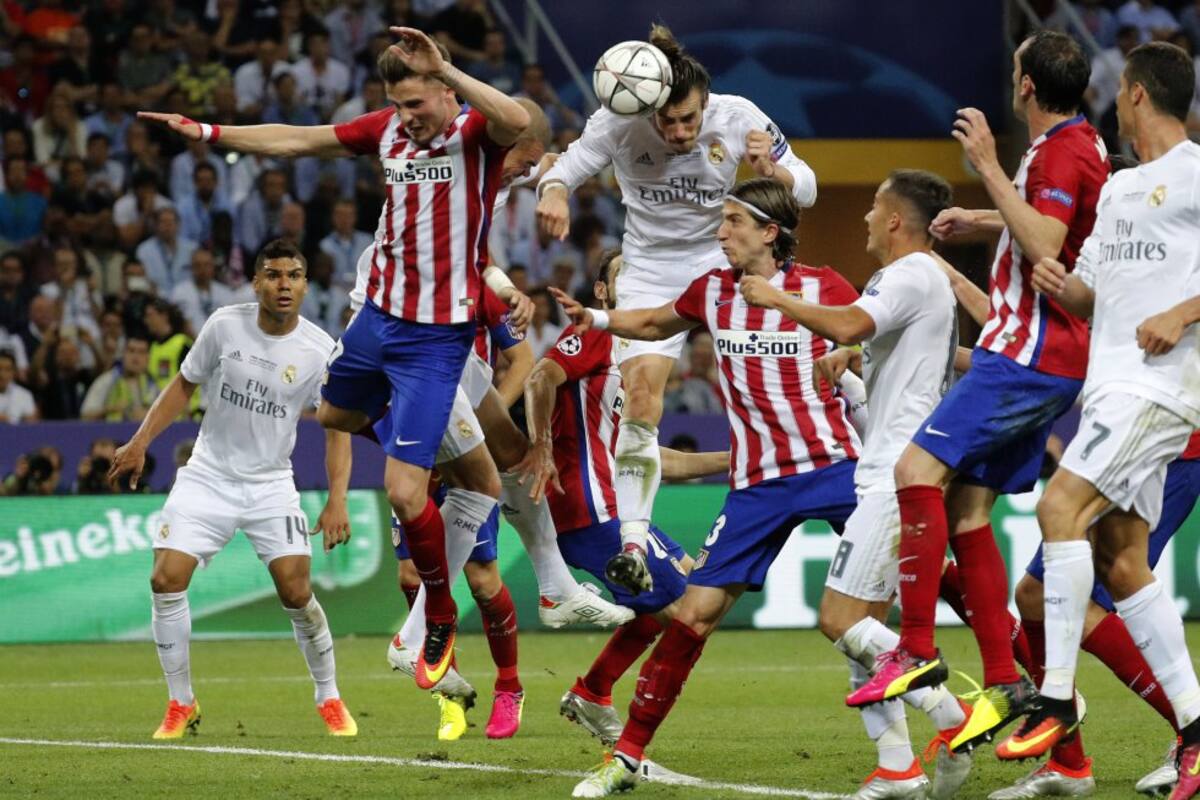 Gareth Bale ganando un balón en el juego aéreo.