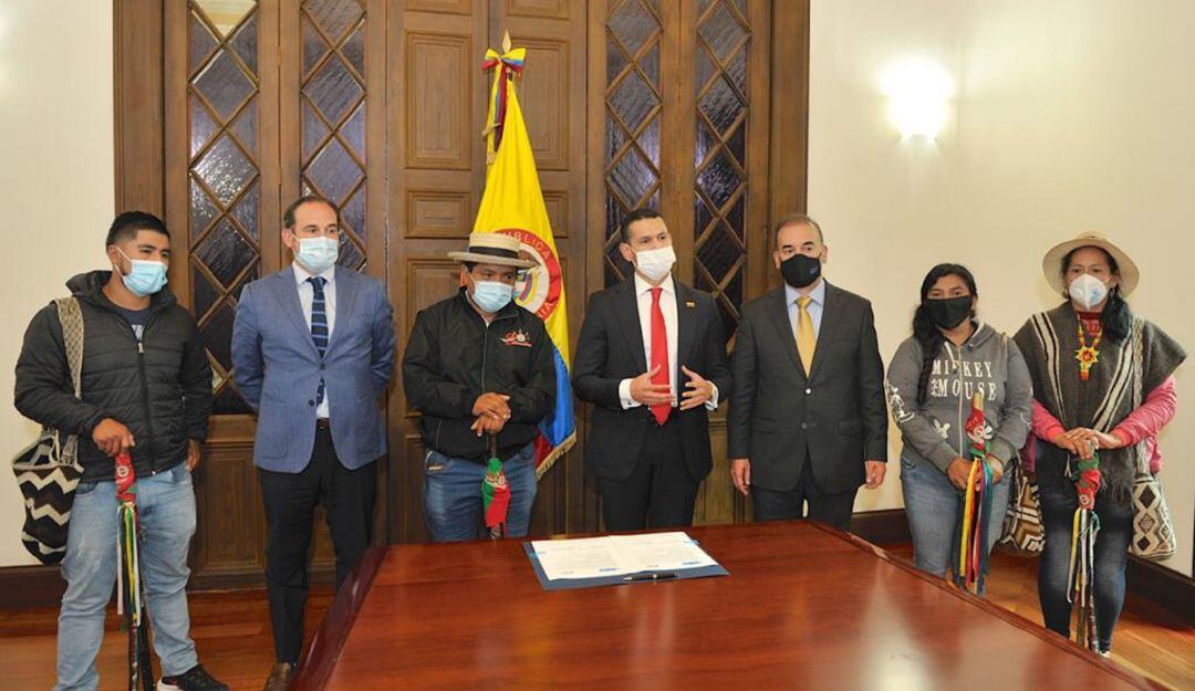 Ministro del Interior Daniel Palacios y miembros del Consejo Regional Indígena del Cauca (CRIC