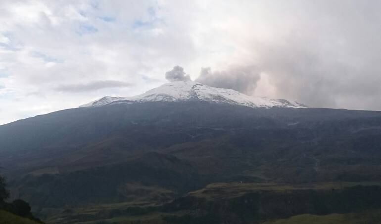 Columna de ceniza en el volcán Nevado del Ruiz.