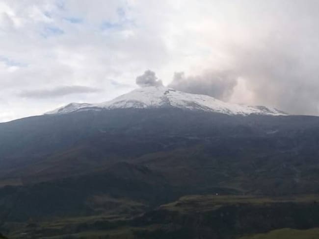  Columna de ceniza en el volcán Nevado del Ruiz.