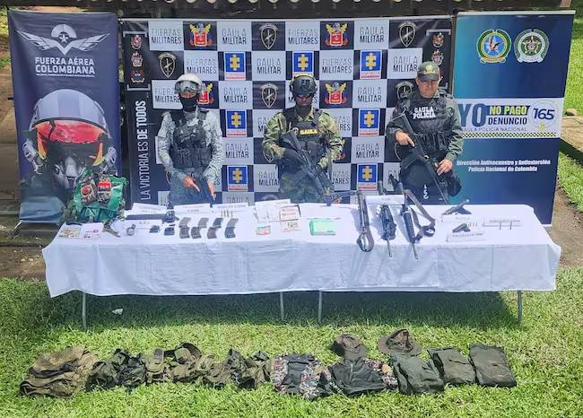 También hubo incautación de armas, municiones, equipos de comunicación y la destrucción de cuatro minas antipersonales. Foto | Ejército Nacional