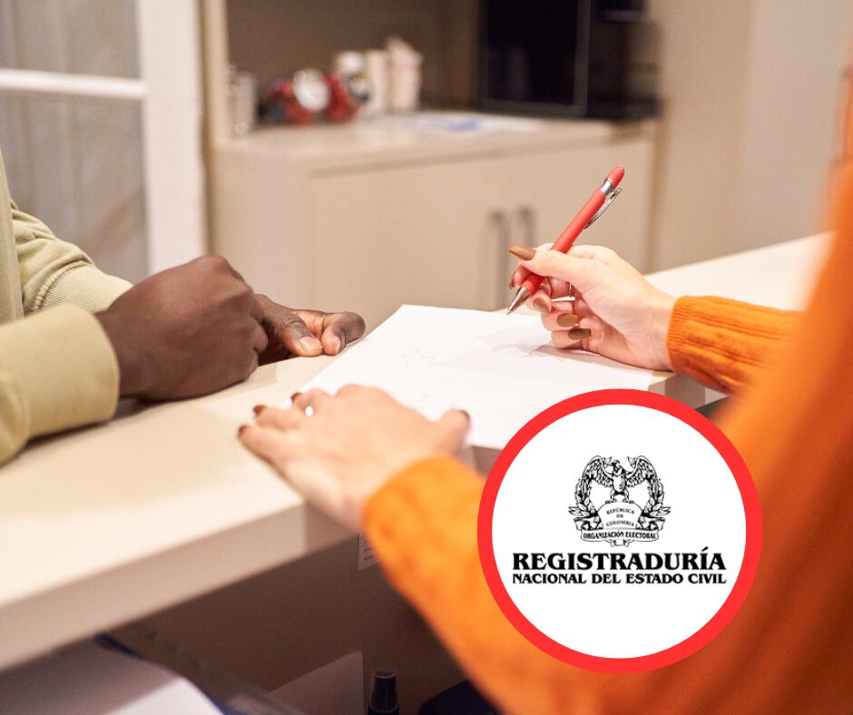 Personas realizando un trámite y logo de la Registraduría Nacional del Estado Civil (Getty Images)